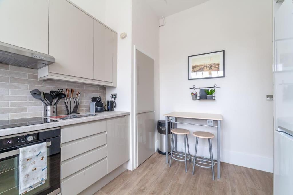 Spacious & 3-bed Flat By Popular Waterloo! * Londen