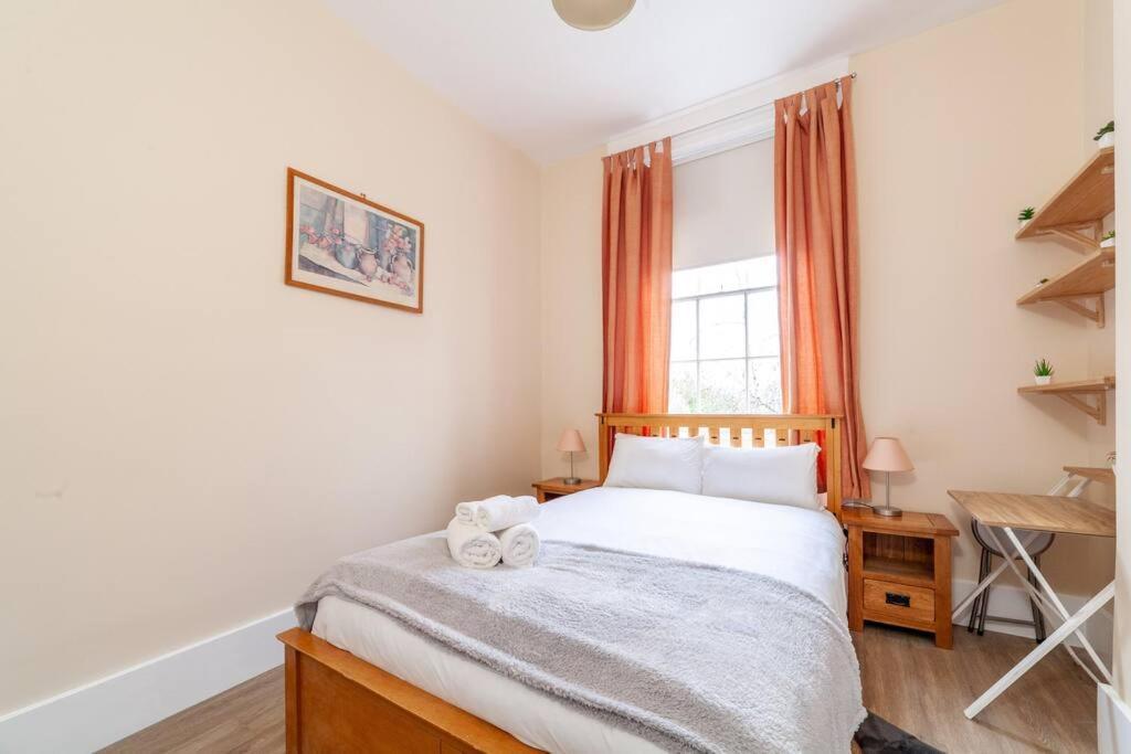 Spacious & 3-bed Flat By Popular Waterloo! * Londen