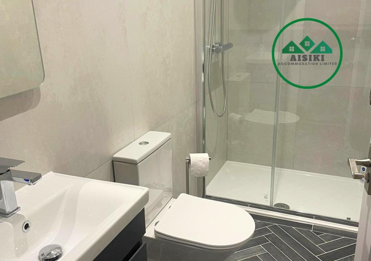 Aisiki At Enfield, Airconditioned & Pet-friendly Ground Floor 3 Bedrooms & 2 Bathrooms Flat With King Or Twin Beds With Garden And Free Wi-fi & Parking *