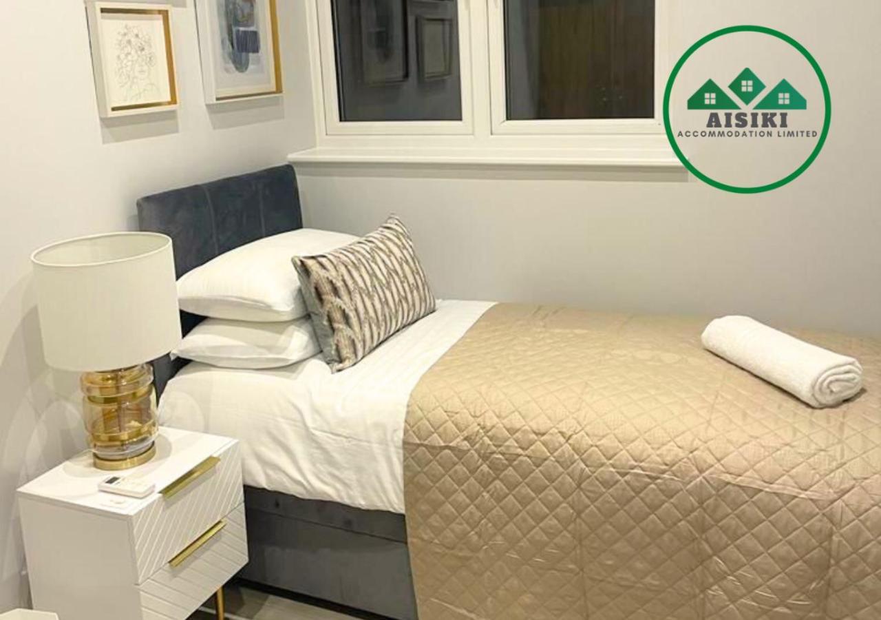 Apartment Aisiki At Enfield, Airconditioned & Pet-friendly Ground Floor 3 Bedrooms & 2 Bathrooms Flat With King Or Twin Beds With Garden And Free Wi-fi & Parking London