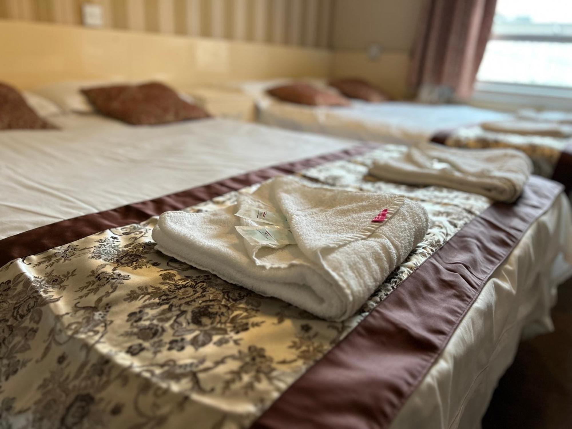 Earls Court 2* London