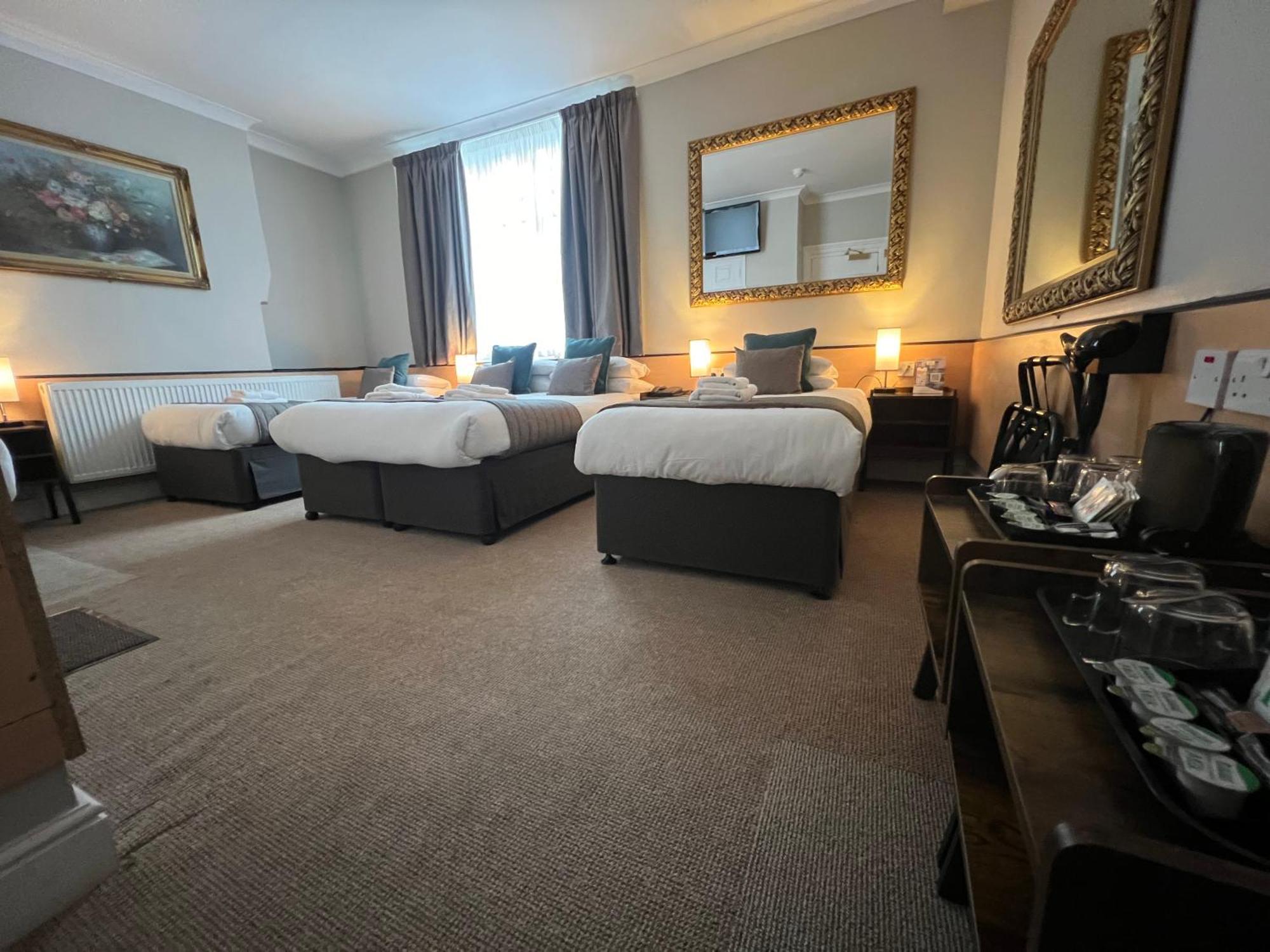 Tudor Court 3*
