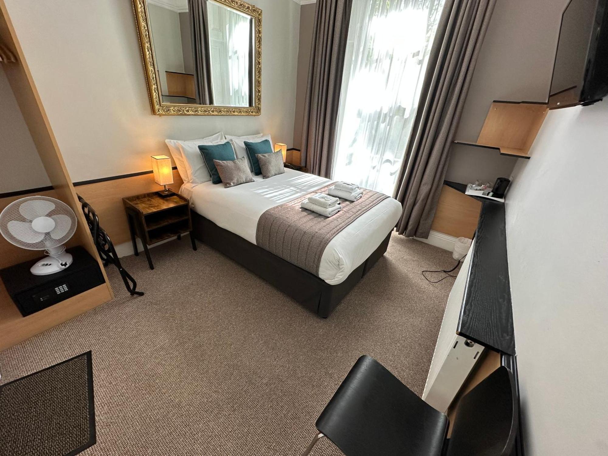 Tudor Court Hotel 3*