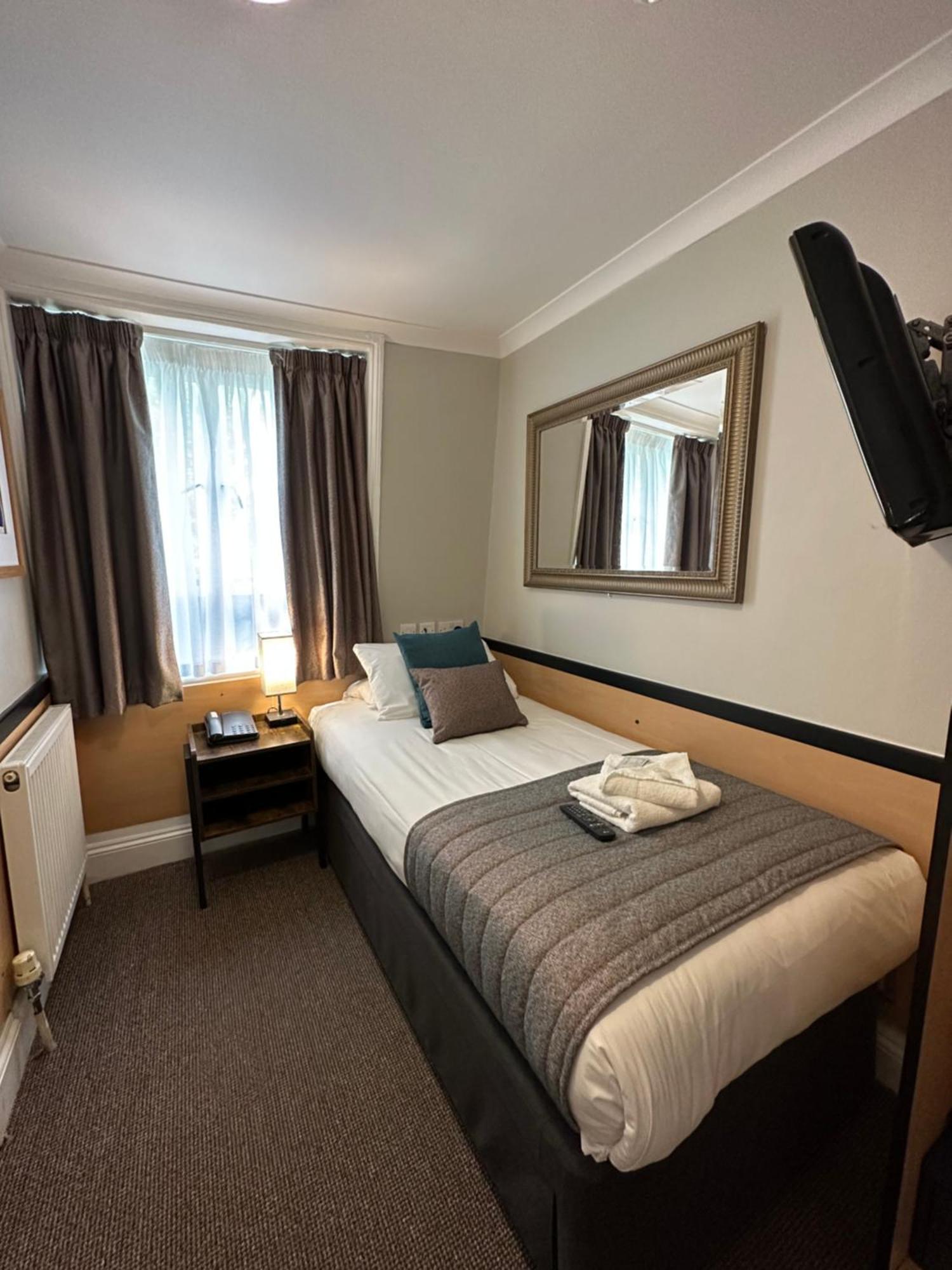 Tudor Court 3*