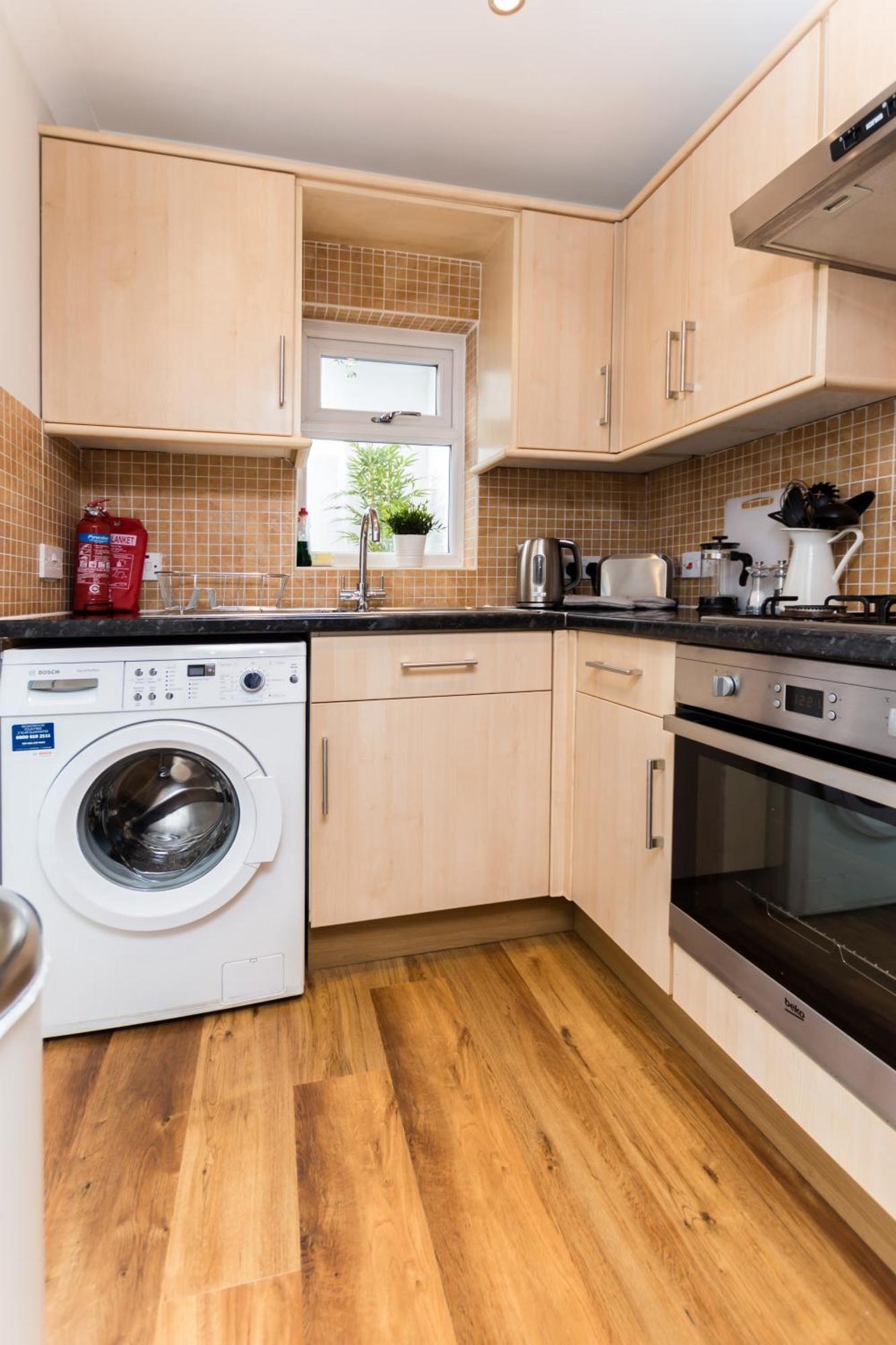 Vibrant 1br Apt Wprivate Decked Garden, Fast Wifi Apartment *