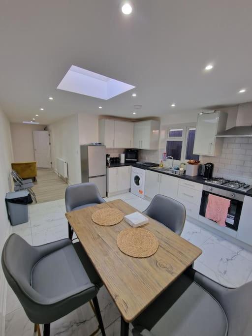 Modern Flat On Lea Bridge Road. * Londen