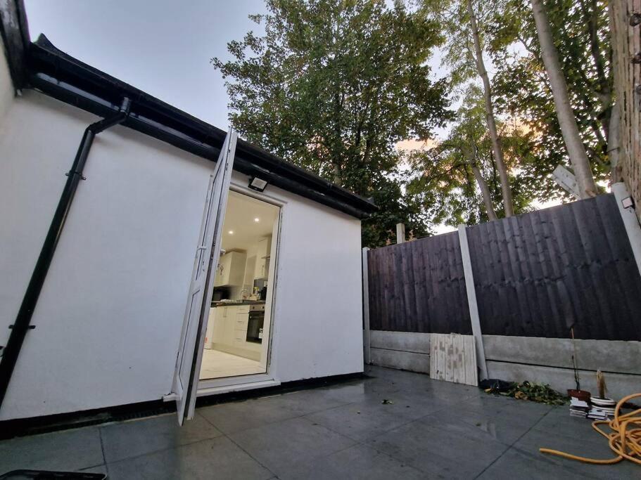 Modern Flat On Lea Bridge Road. Appartement Londen