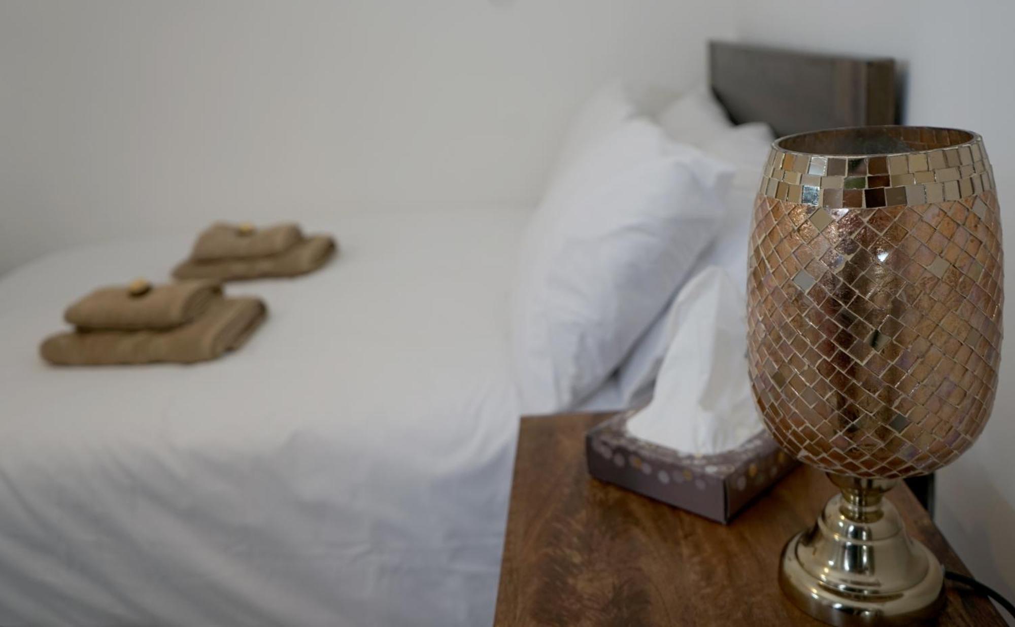 Luxury House Sleeps 13, 2 Minutes To Metro
