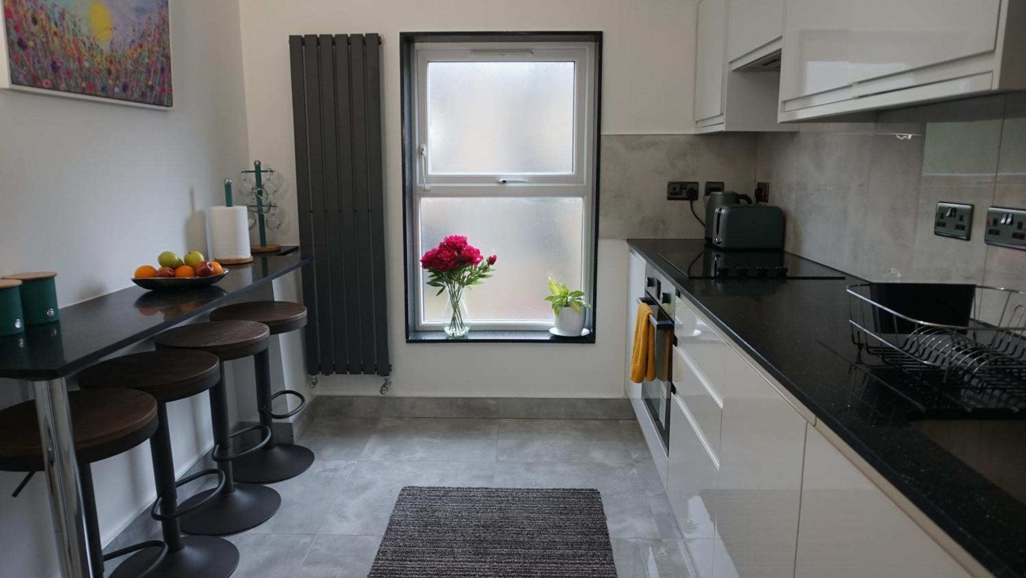 Luxury House Sleeps 13, 2 Minutes To Metro *