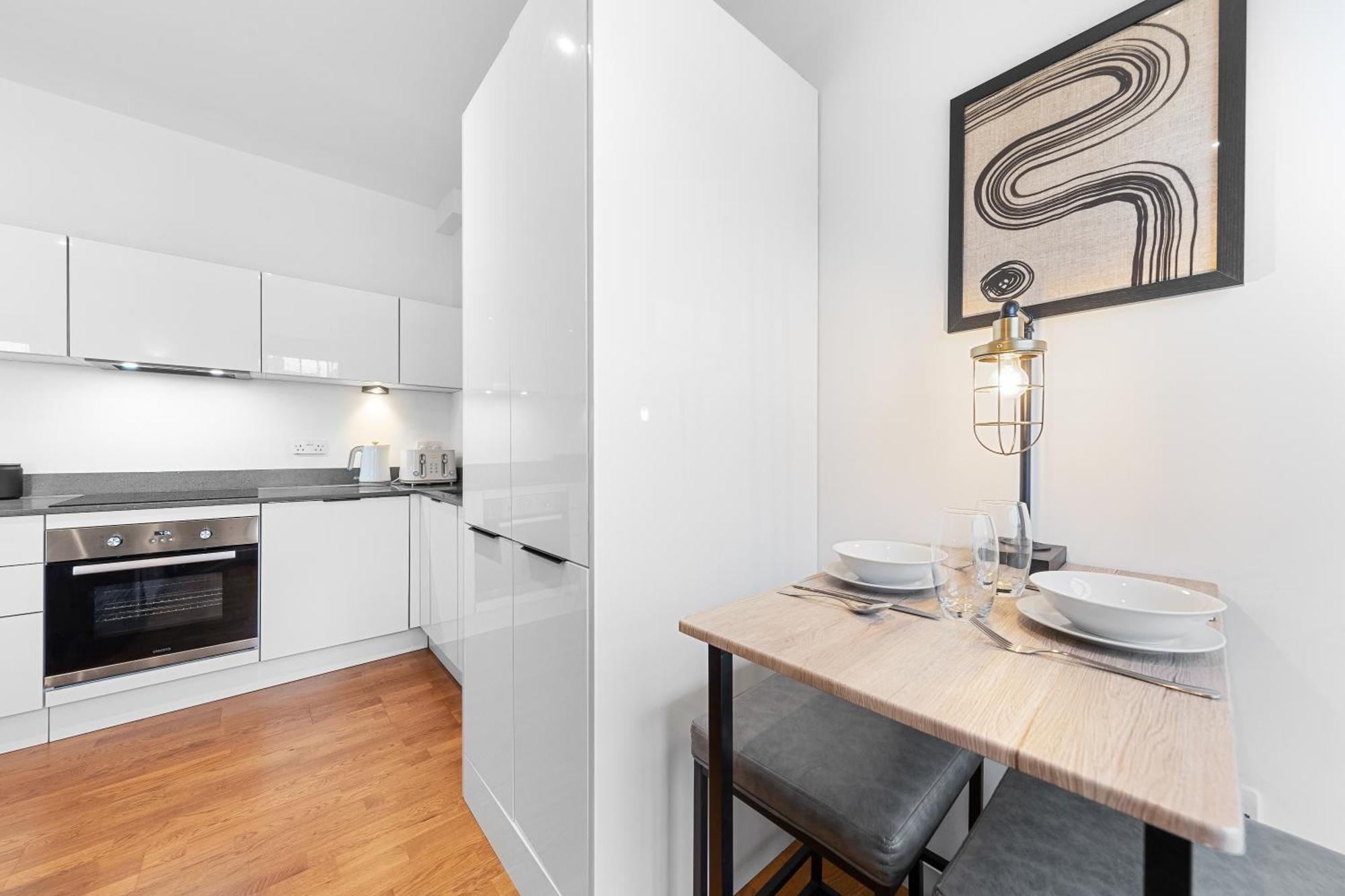 Modern One Bedroom Flat - Near Heathrow, Windsor Castle, Thorpe Park - Staines Tw18 * London