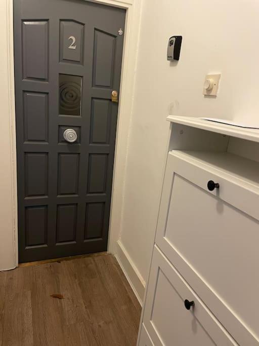 Manor Court Apartment *