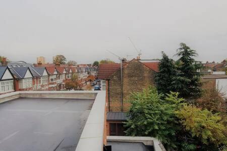 Modern Ealing Common Duplex Londen