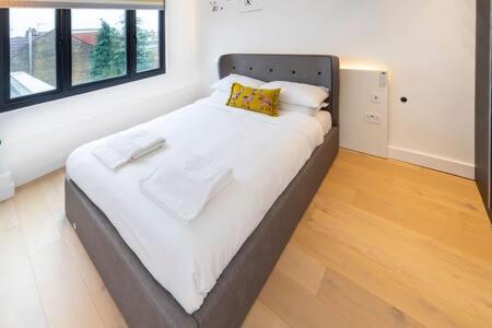Modern Ealing Common Duplex Londen
