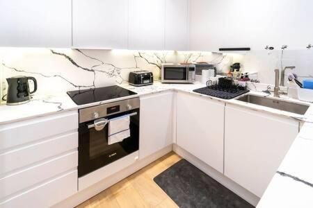 Appartement Modern Ealing Common Duplex Londen