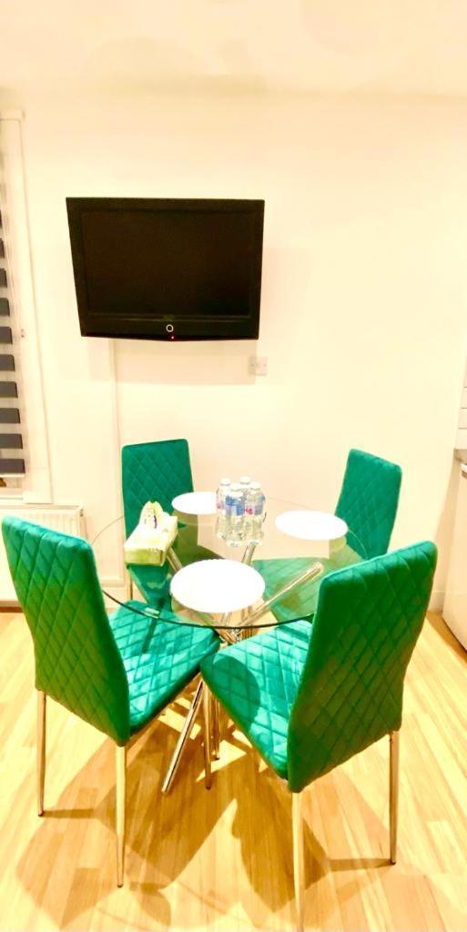 One Bedroom Queen's Park In Appartement Londen