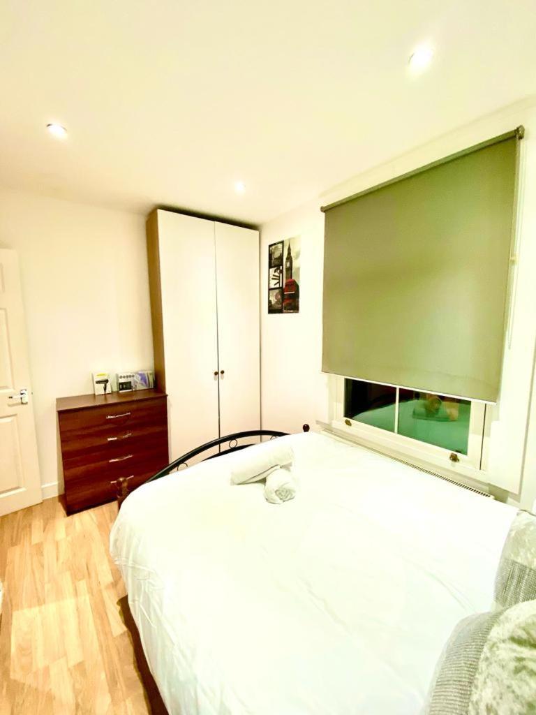One Bedroom Queen's Park In Appartement