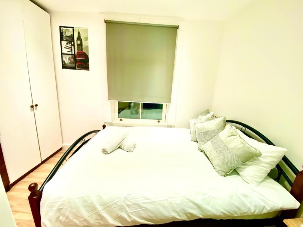 One Bedroom Queen's Park In * Londen