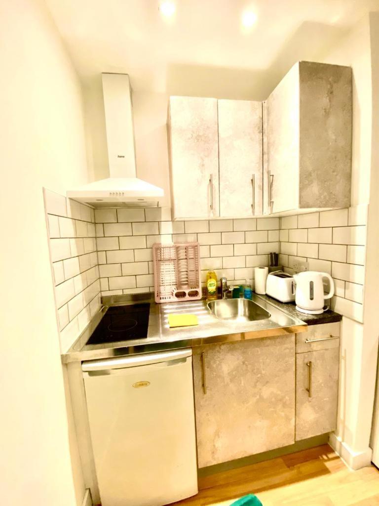 One Bedroom Queen's Park In Appartement *