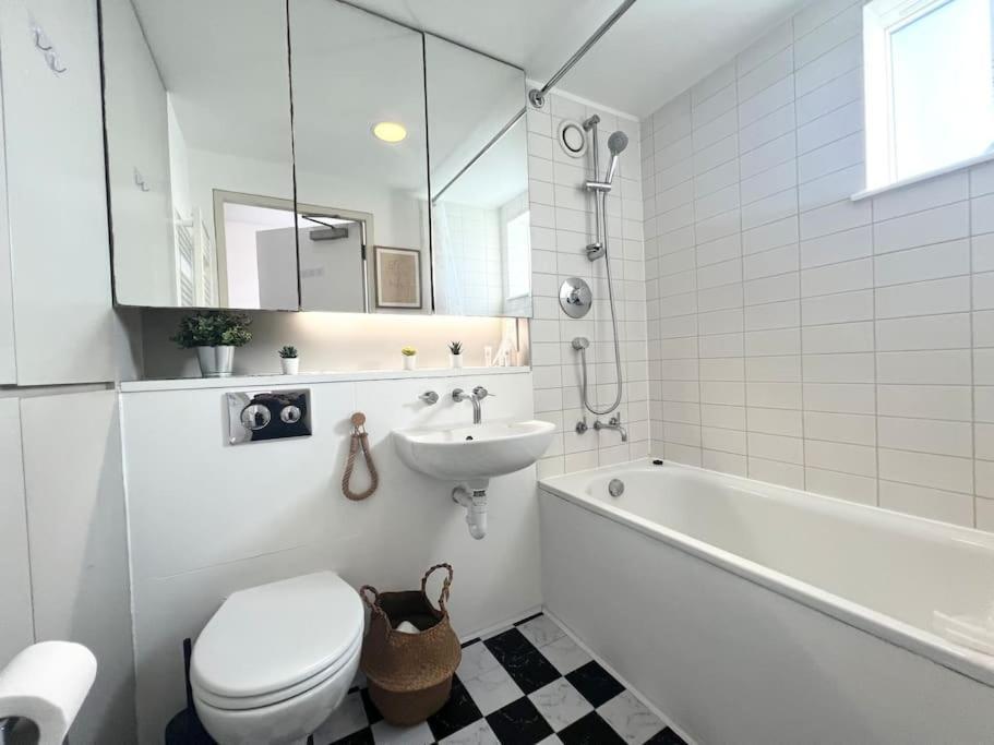Camden Loft Apartment- 3 *