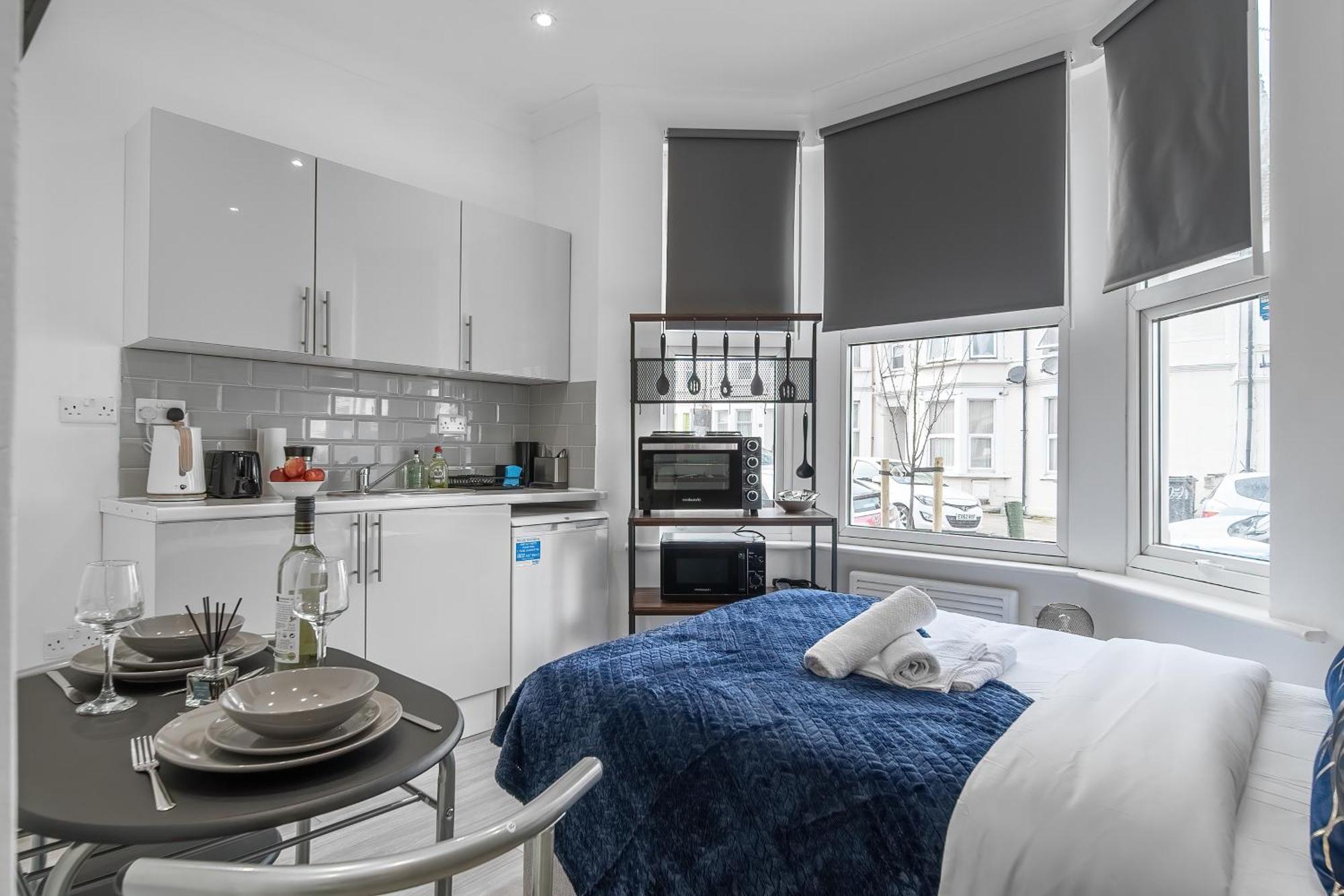 Modern Studio By Livestay Short Lets & Serviced * Londen