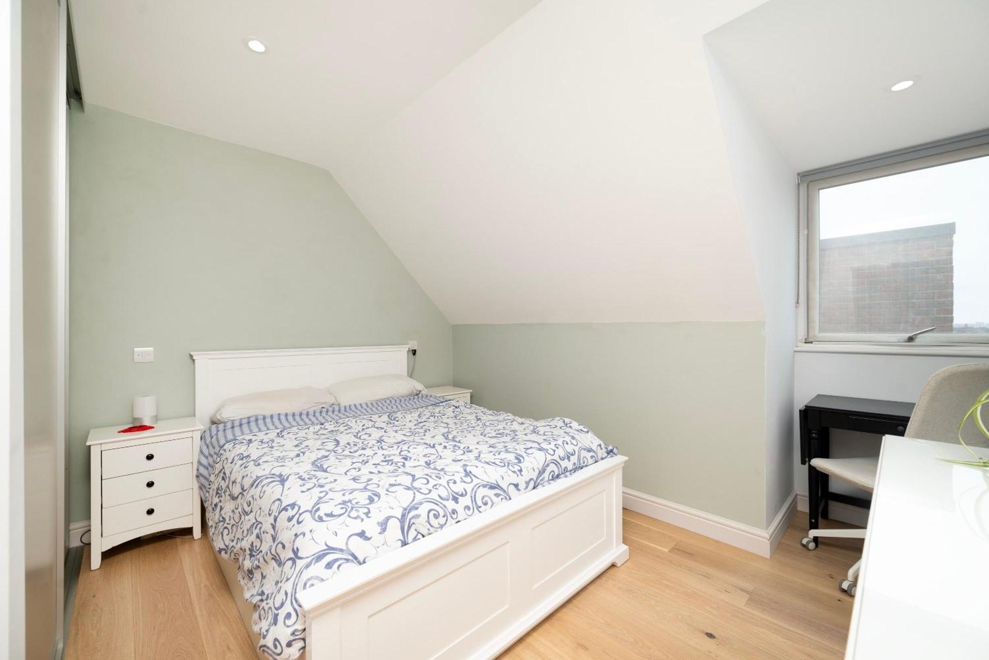 Chic City 1 Bedroom With Balcony Views London