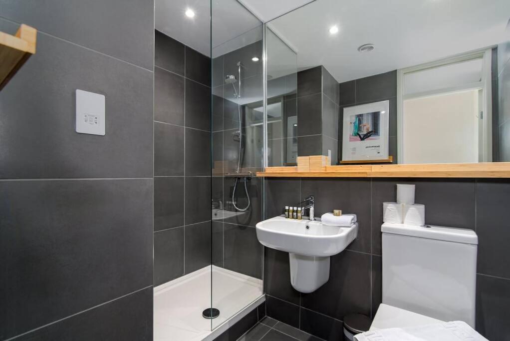 2-bedroom Minimalist In Borough Apartment