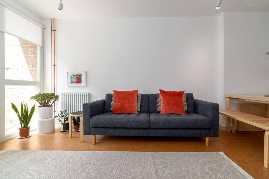 Apartment 2-bedroom Minimalist In Borough