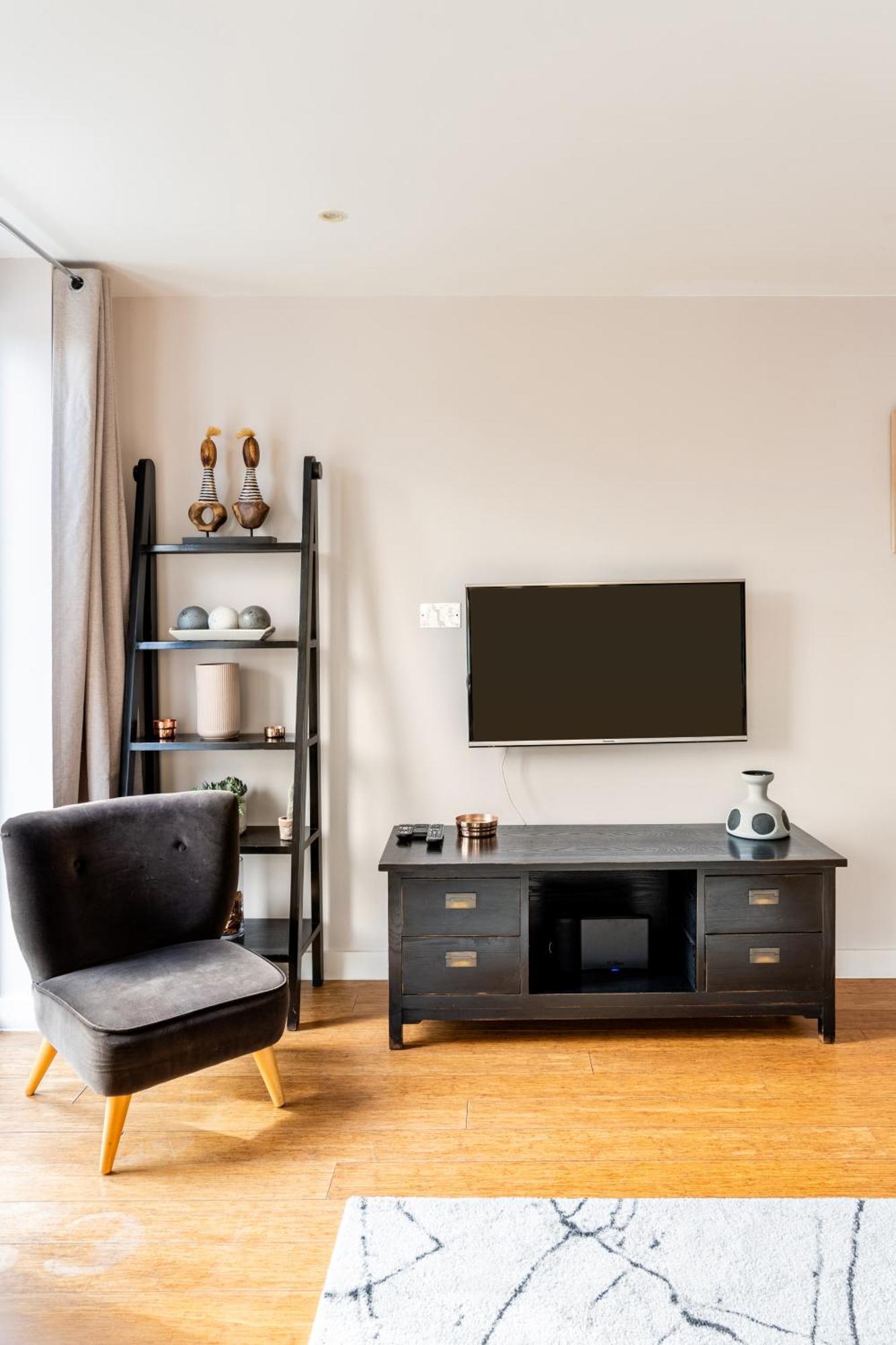King Beds With En-suite, Private Balcony And Elevator By Iconic Portobello Market Apartment London