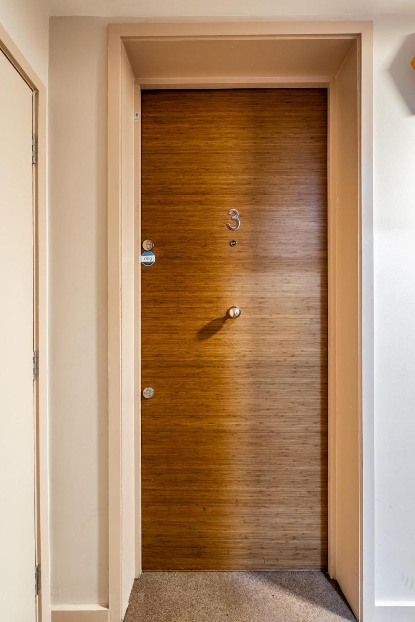 King Beds With En-suite, Private Balcony And Elevator By Iconic Portobello Market Apartment