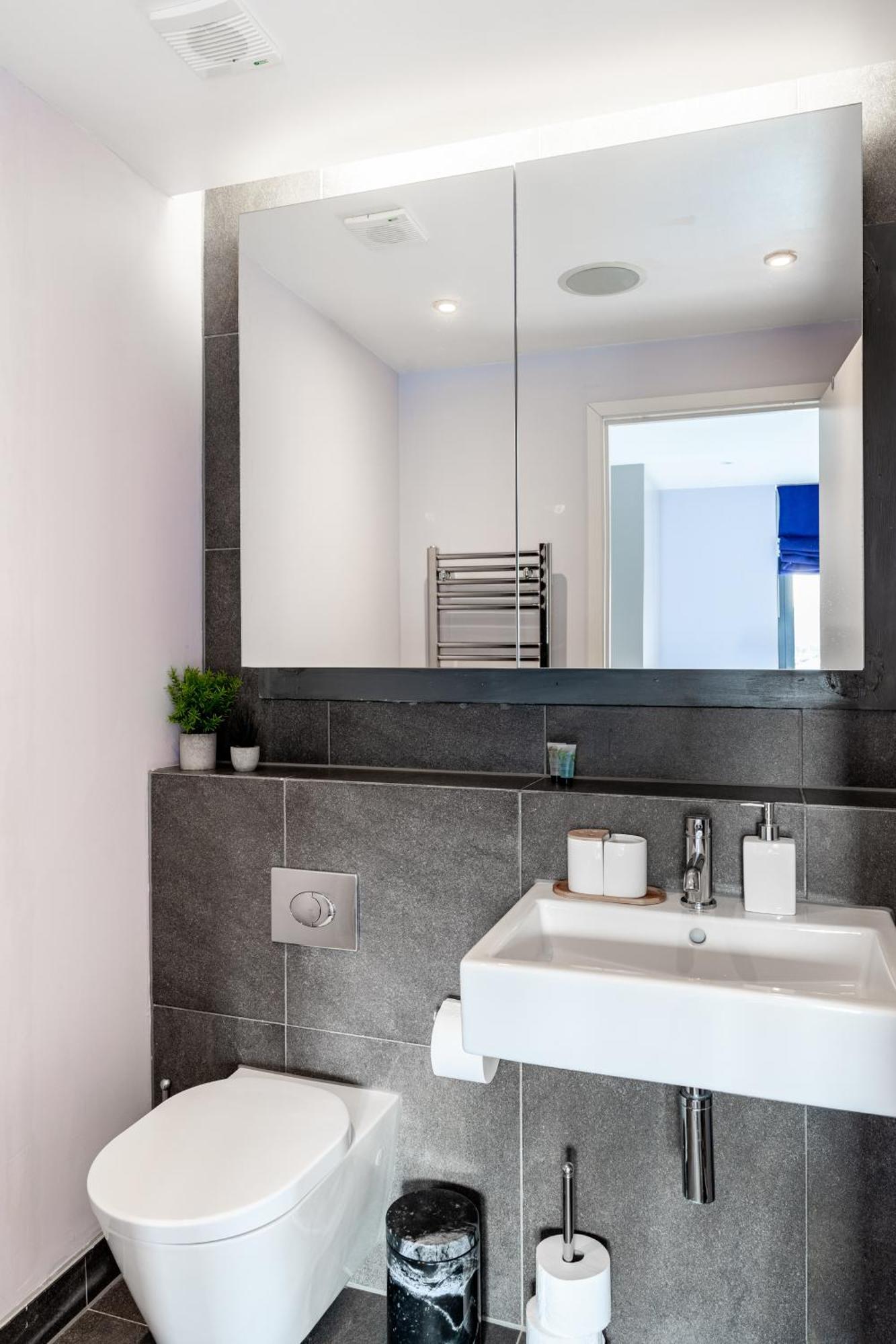 King Beds With En-suite, Private Balcony And Elevator By Iconic Portobello Market Apartment *