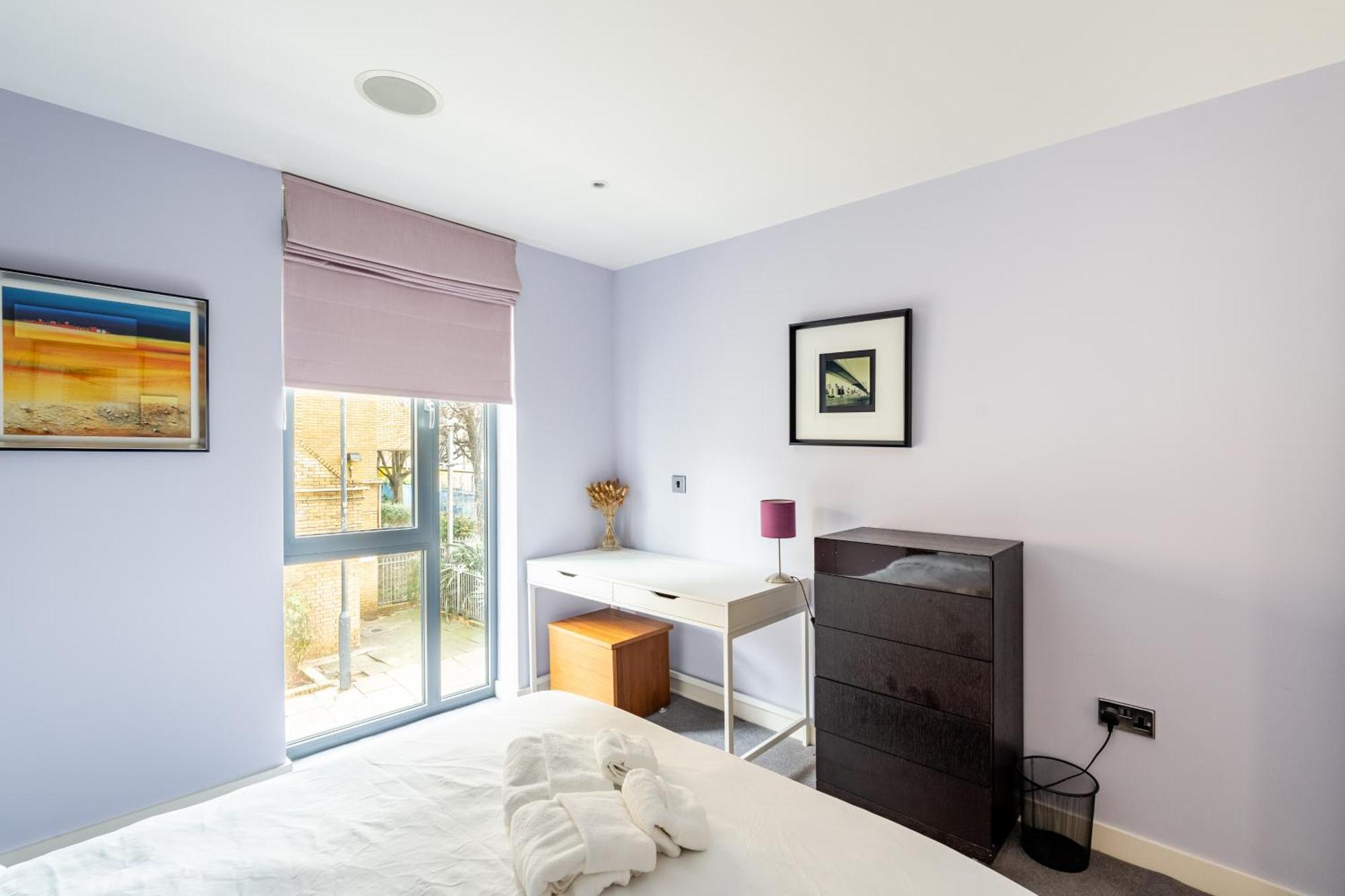 King Beds With En-suite, Private Balcony And Elevator By Iconic Portobello Market Apartment