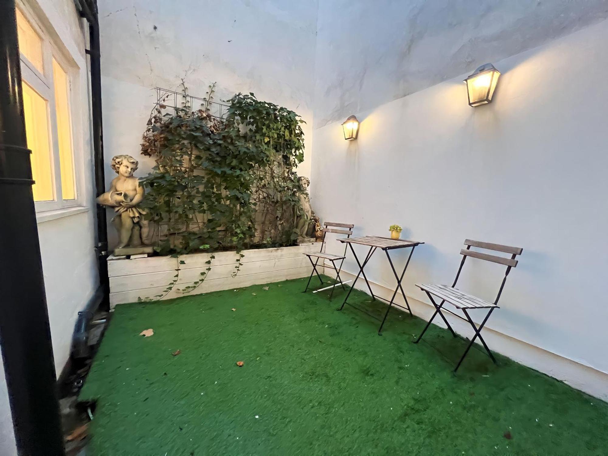 The Hyde Park Terrace Apartment *