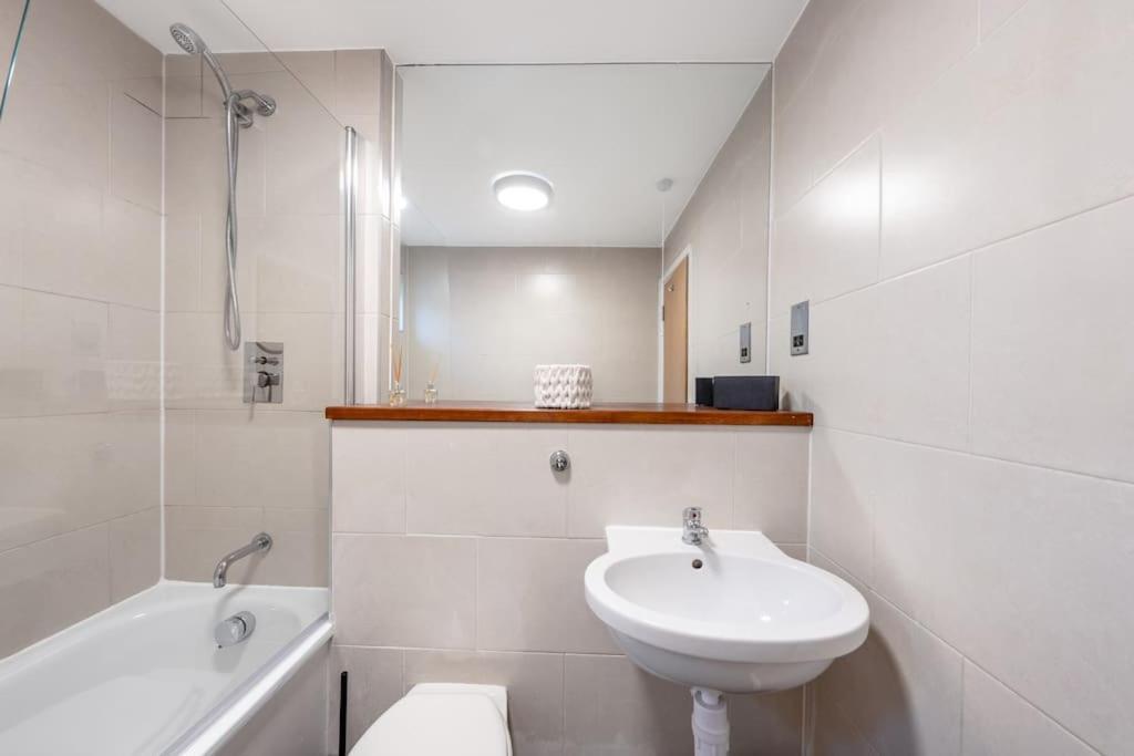 4 Beds - 20 Min To * Londen