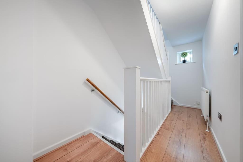 4 Beds - 20 Min To Londen