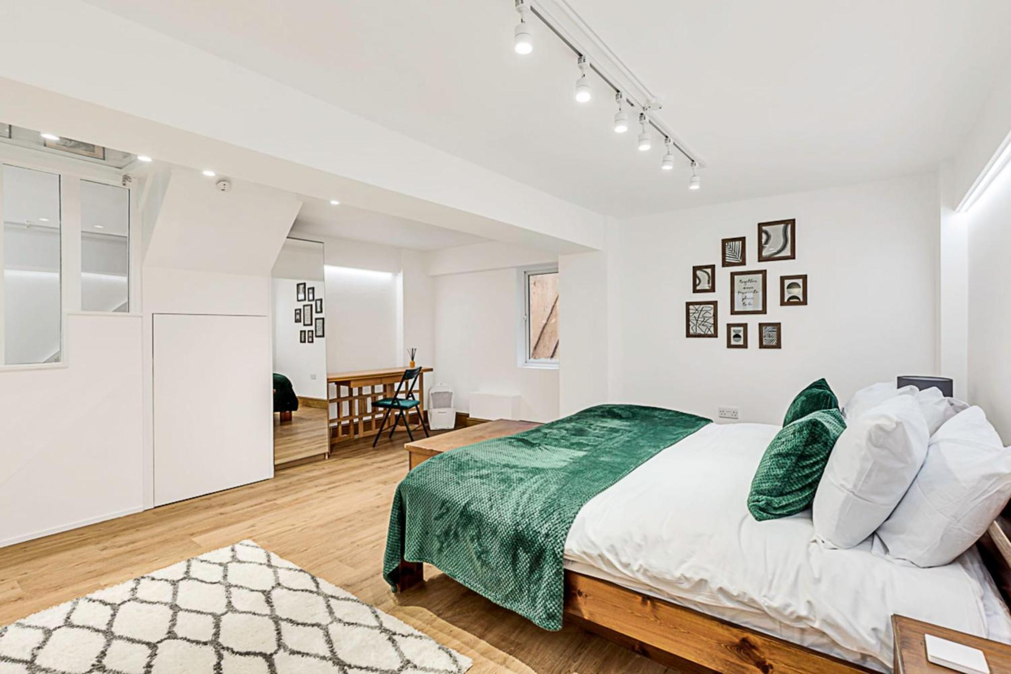 Apartment Modern Comfort Two Bedroom Gem On The Rye London