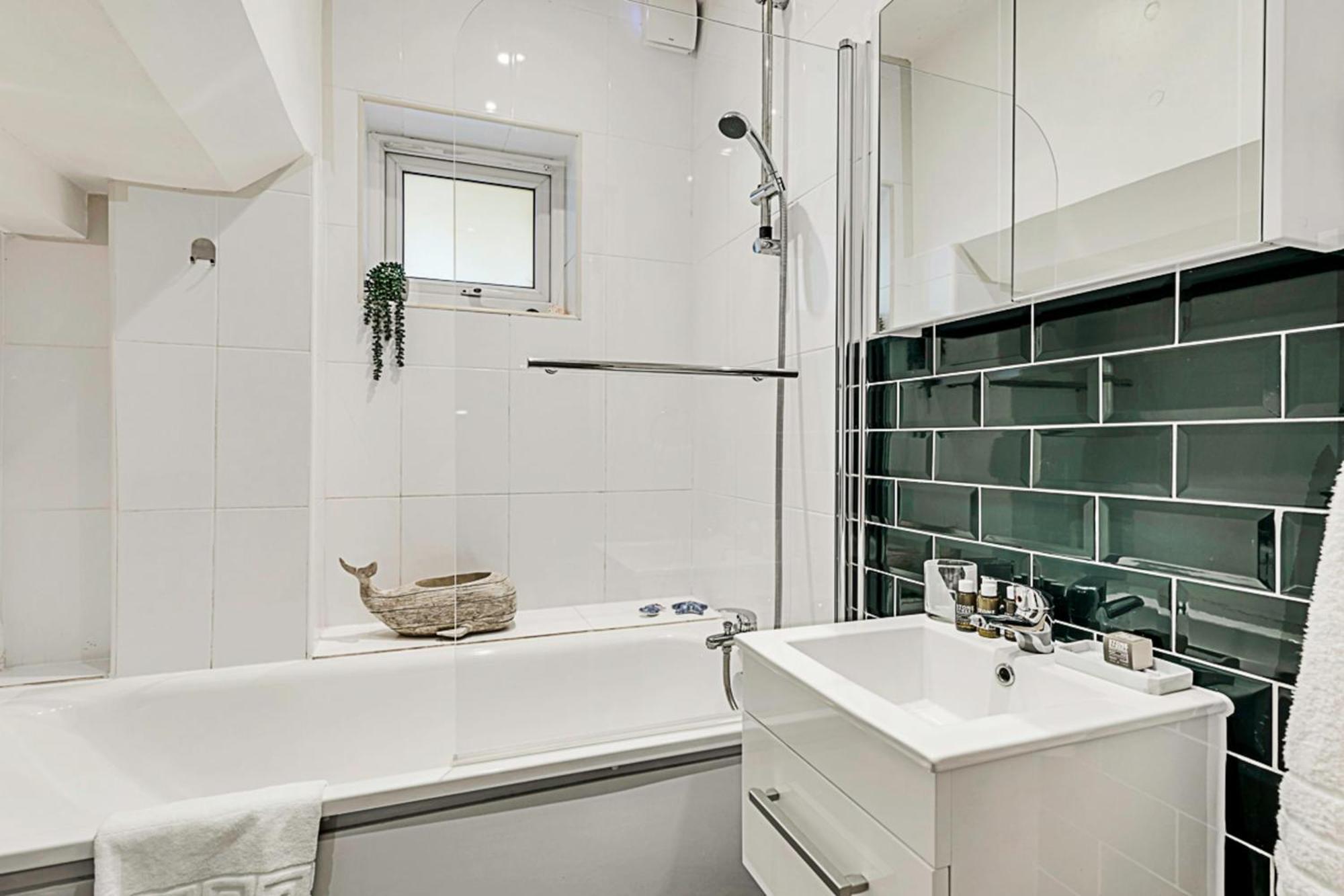 Modern Comfort Two Bedroom Gem On The Rye Apartment *
