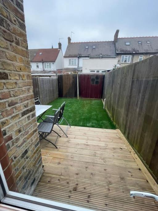 Tooting - Cosy 2 Bedroom House With Garden, 5 Mins Walk To Tube Station Сasa de vacaciones Londres