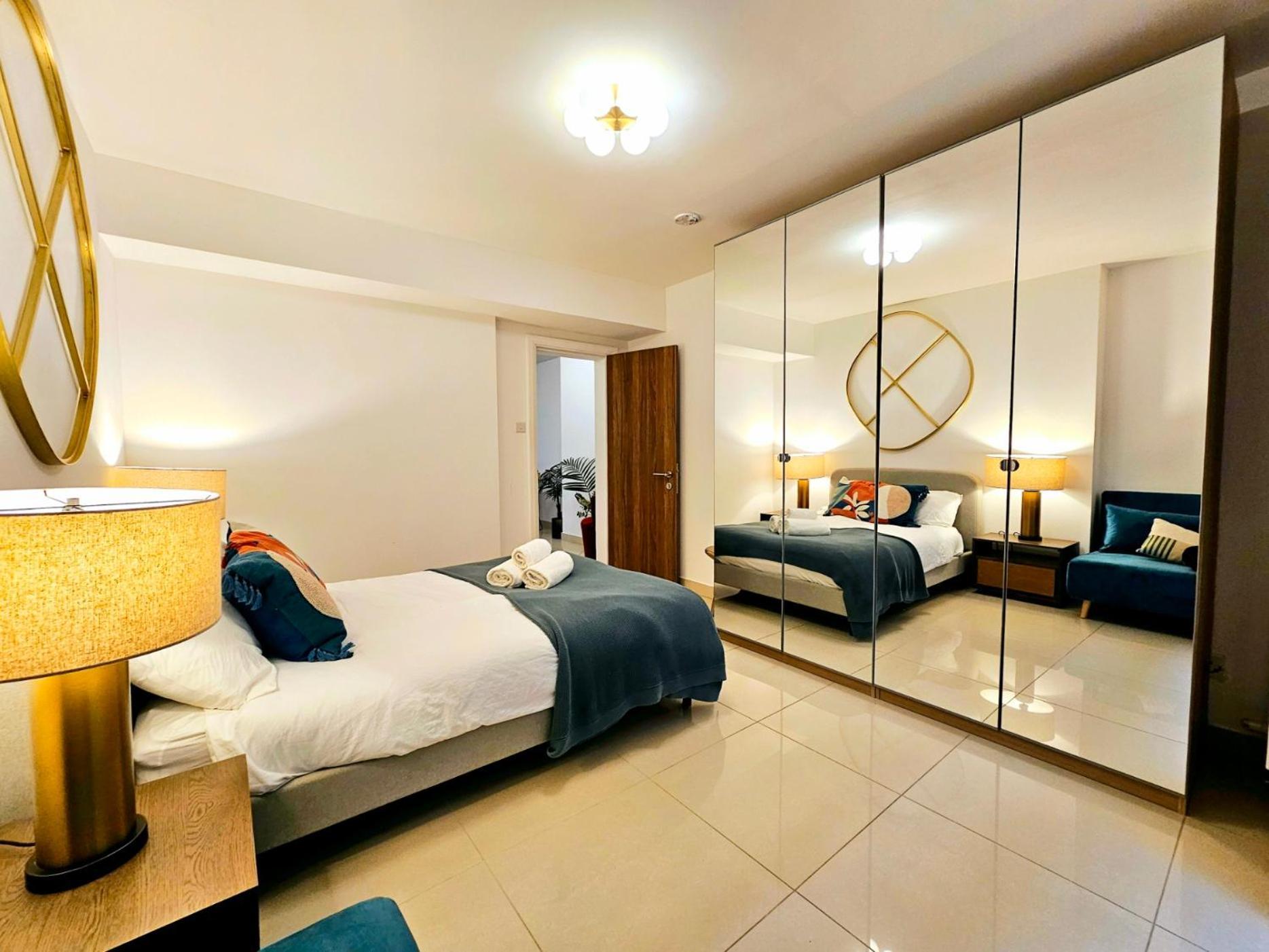 Appartement Modern Hyde Park With Private Entrance & Private Back Patio Near Bayswater & Paddington Stations Londen