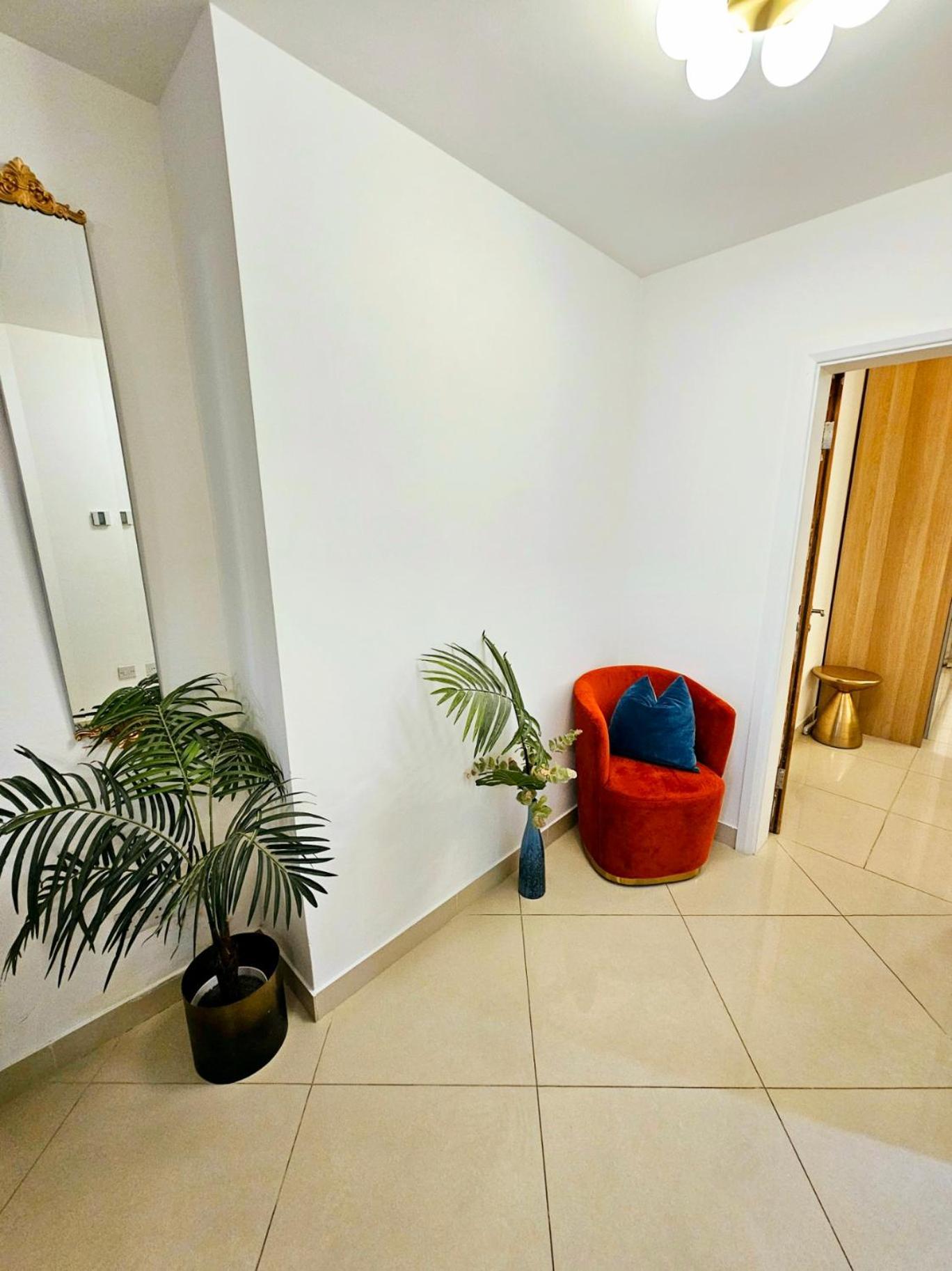 Modern Hyde Park With Private Entrance & Private Back Patio Near Bayswater & Paddington Stations Appartement Londen