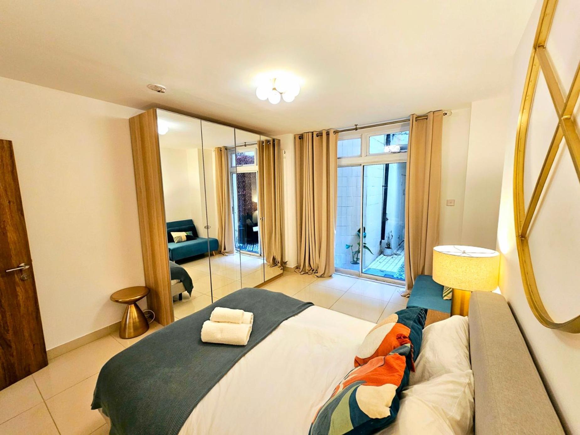Appartement Modern Hyde Park With Private Entrance & Private Back Patio Near Bayswater & Paddington Stations Londen