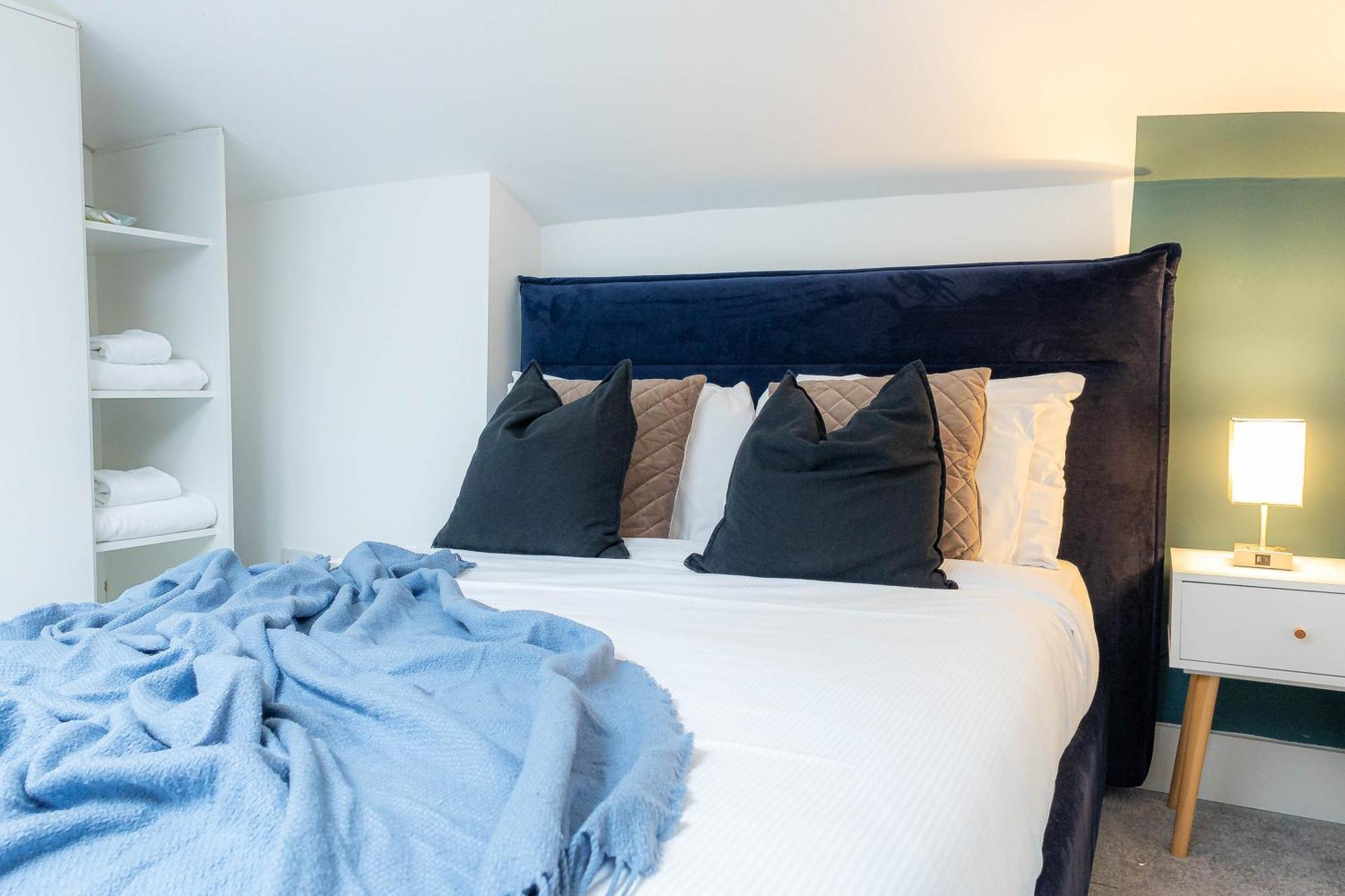 Deluxe Urban Retreat With City Views Studio And One Bedroom Near Camden By Belvilla Apartment