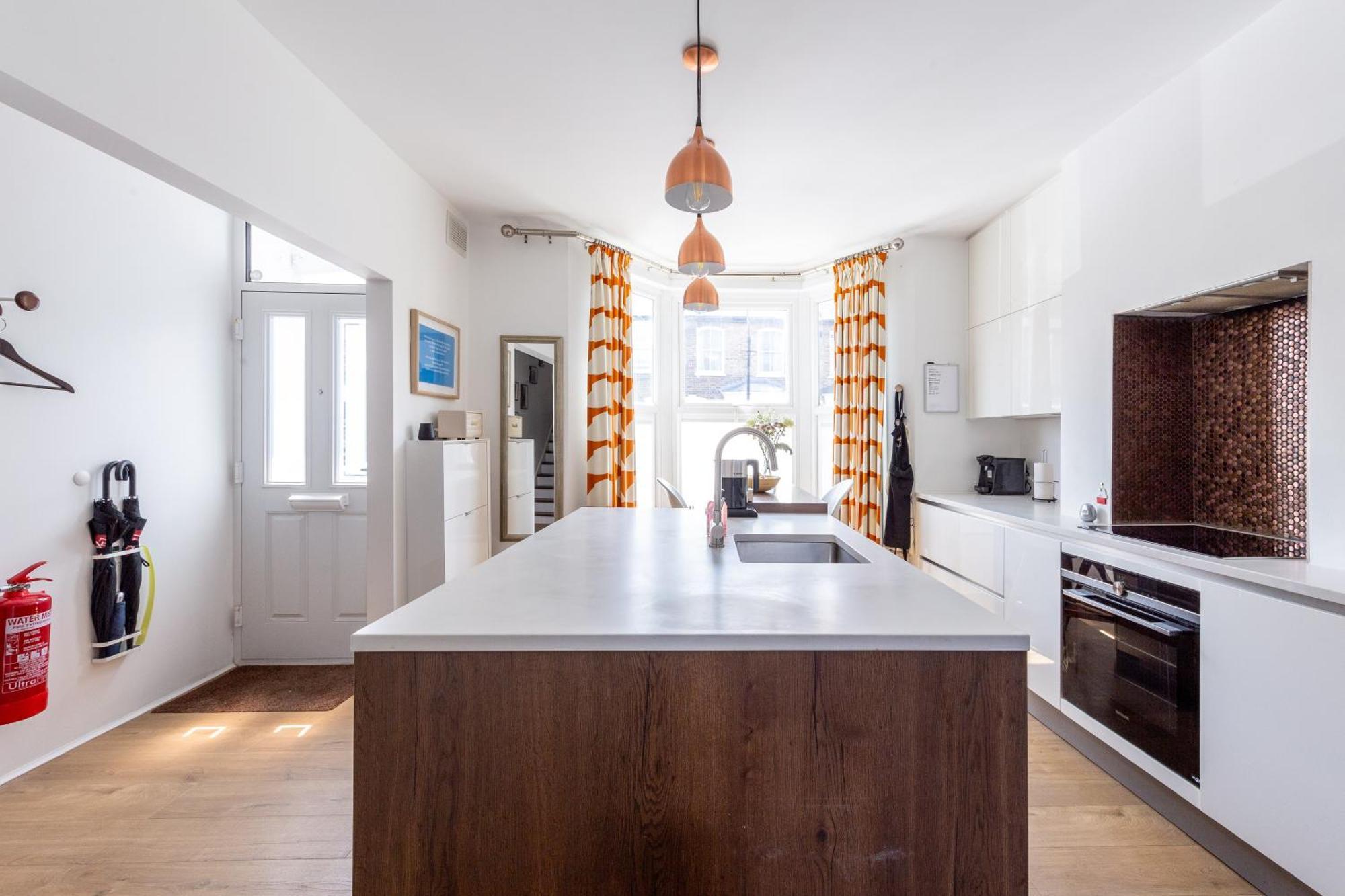 Chic Semi-detached House With A Private Garden, Se Holiday home London