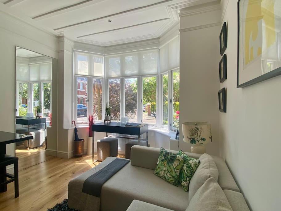 Interior Designed Flat Near Kew Botanical Gardens Apartment
