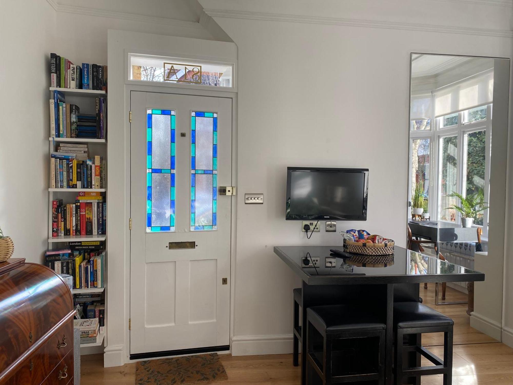 Apartment Interior Designed Flat Near Kew Botanical Gardens *