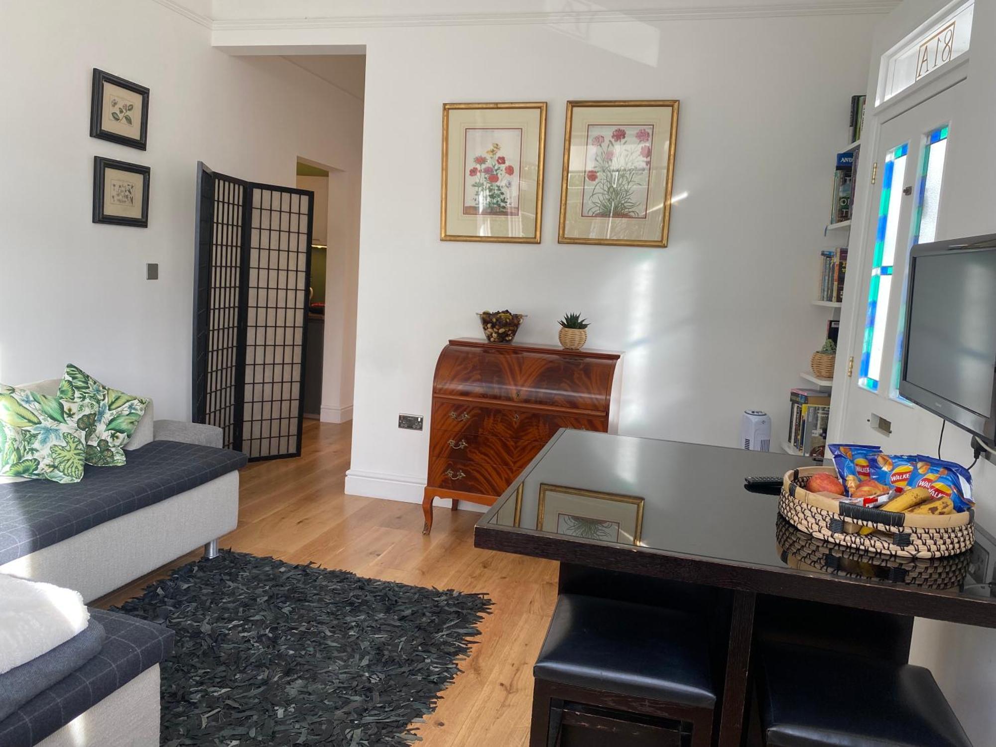 Interior Designed Flat Near Kew Botanical Gardens