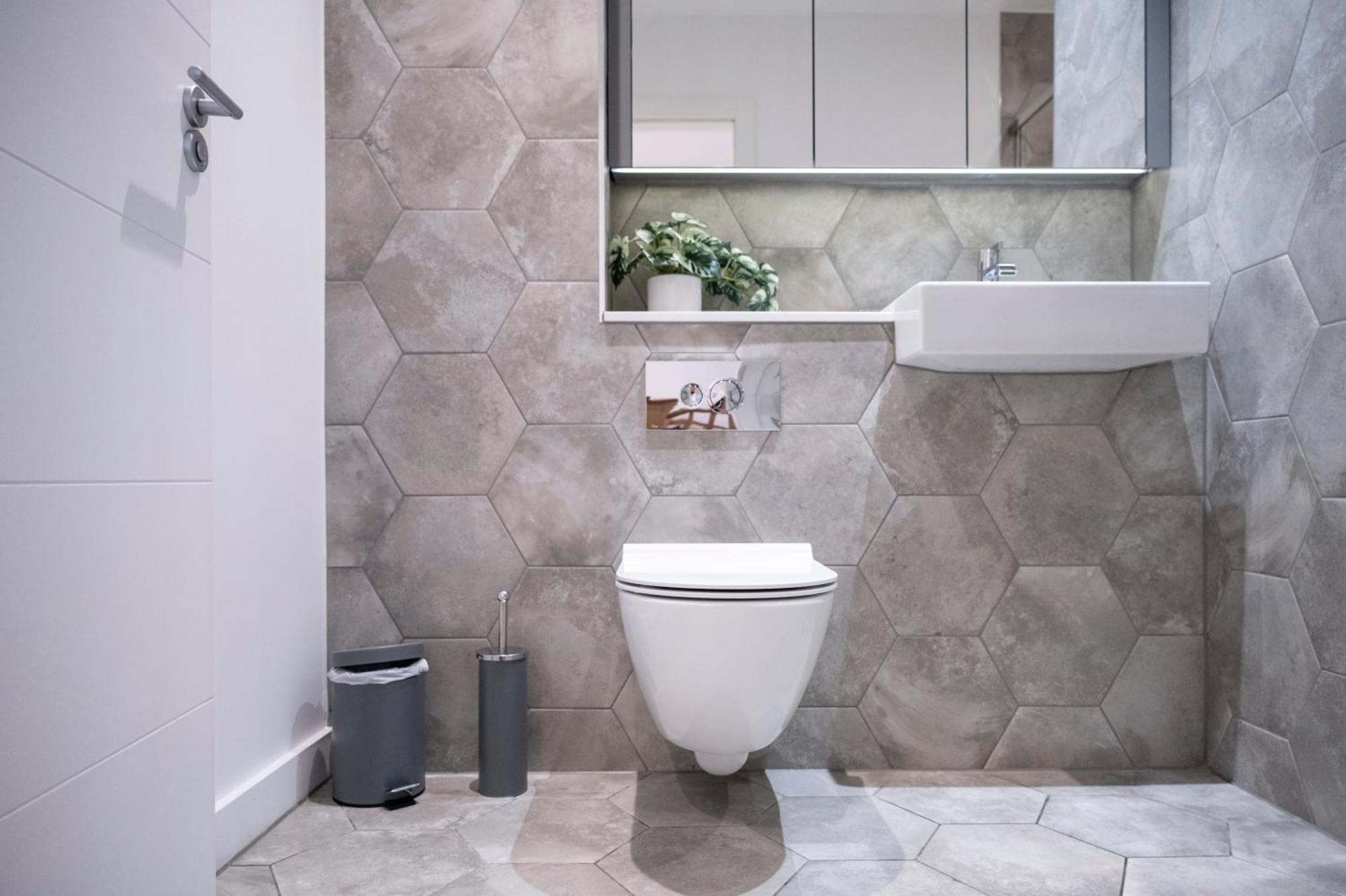 Newly Furnished W/ Patios - Hampstead Heath Apartment *