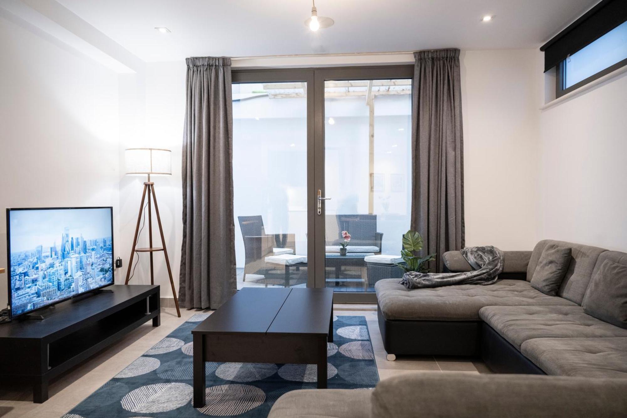 Apartment Newly Furnished W/ Patios - Hampstead Heath *