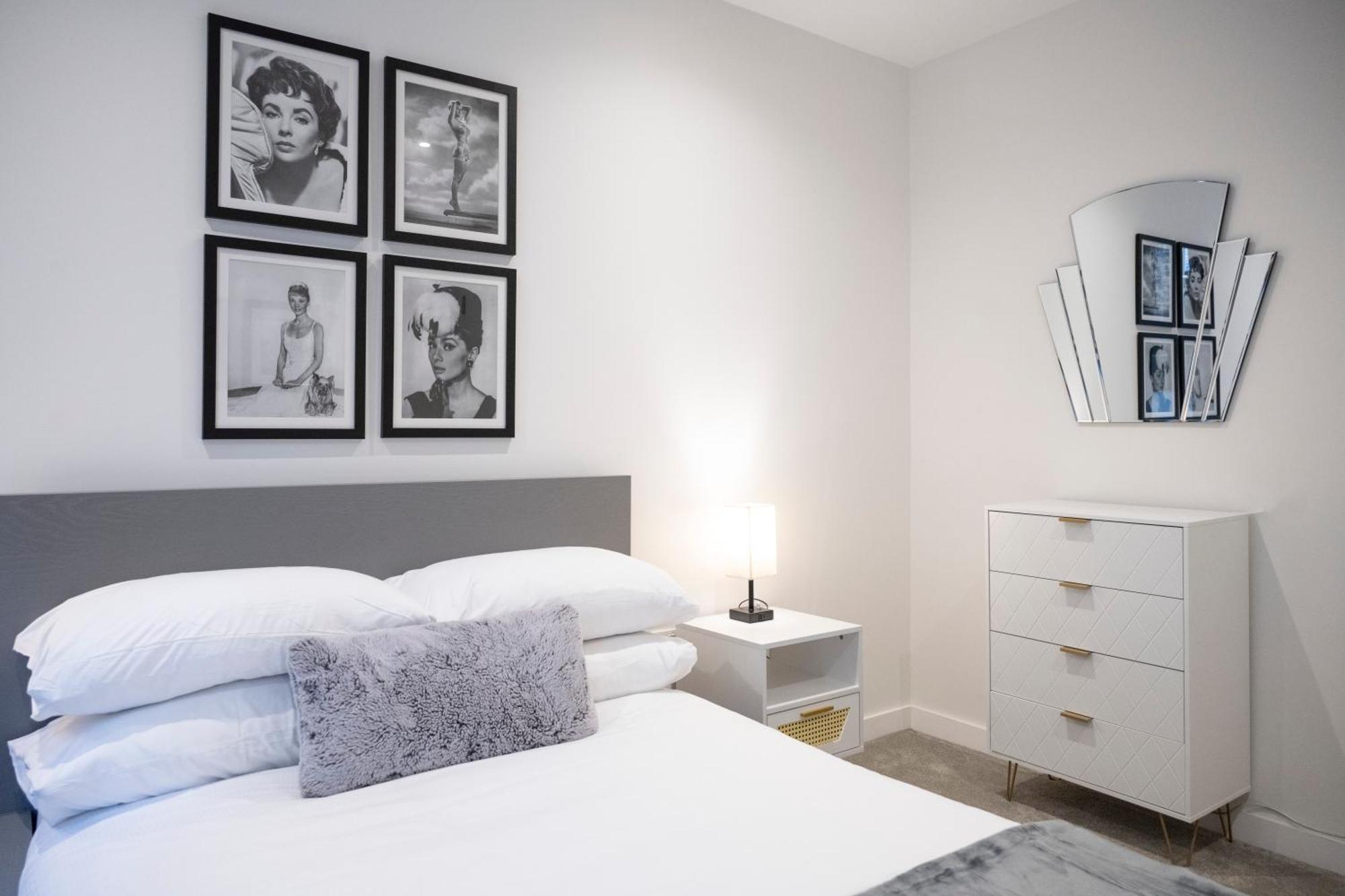 Newly Furnished W/ Patios - Hampstead Heath Apartment *