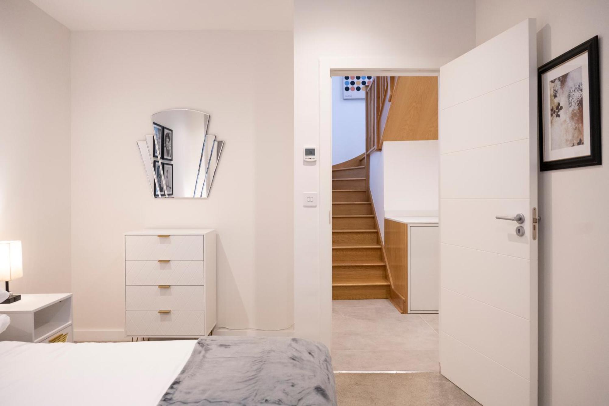Newly Furnished W/ Patios - Hampstead Heath Apartment