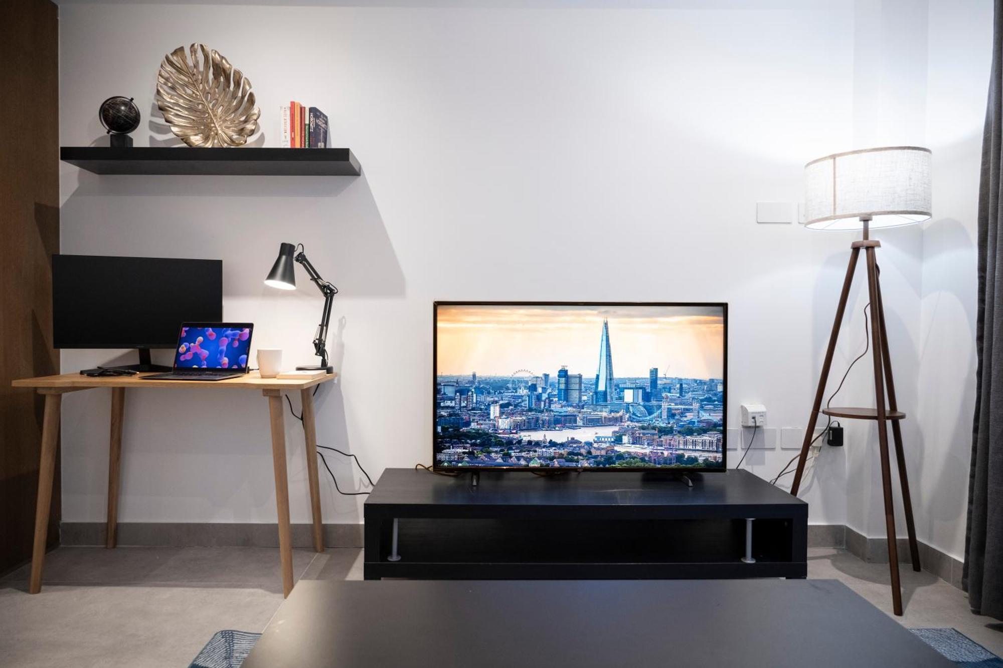 Apartment Newly Furnished W/ Patios - Hampstead Heath *
